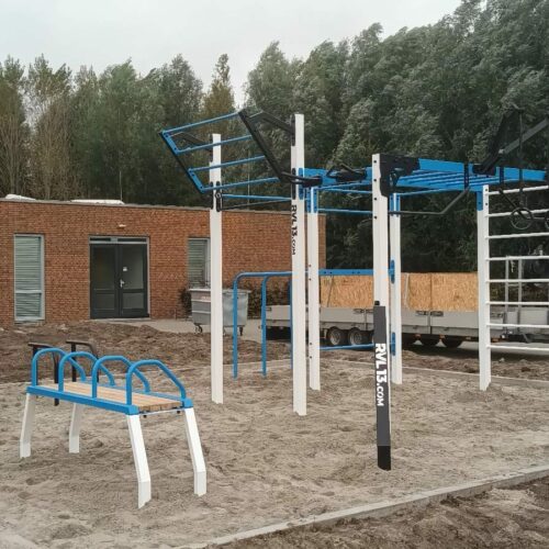 Calisthenics toestel Nippur M 54 Deze staat in Den Haag, op de afbeelding zijn we net gereed met de montage en nu kan het valdempende kunstgras erin.
